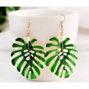 Green leaf fashion earrings